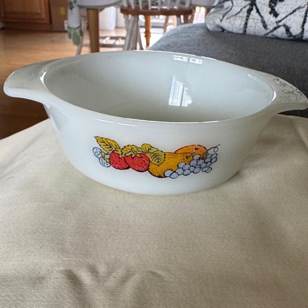 Vintage Anchor Hocking Fire King 1 quart casserole dish.